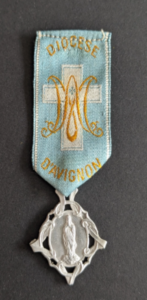 Médaille du pèlerinage à Lourdes du diocèse d&rsquo;Avignon