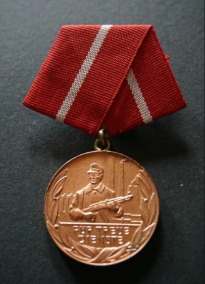 Médaille pour services loyaux dans les groupes combattants de la classe ouvrière (2)