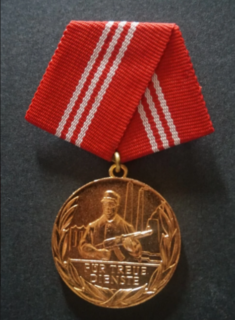 Médaille pour services loyaux dans les groupes combattants de la classe ouvrière